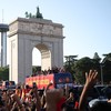 Soccer Football - FIFA World Cup 2026 - Spain Victory Parade - Madrid, Spain - July 20, 2026 Spain players celebrate with the World Cup trophy during the victory parade as the Arco de la Victoria is seen in the background REUTERS/Alejandro Martinez V