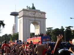 Soccer Football - FIFA World Cup 2026 - Spain Victory Parade - Madrid, Spain - July 20, 2026 Spain players celebrate with the World Cup trophy during the victory parade as the Arco de la Victoria is seen in the background REUTERS/Alejandro Martinez V