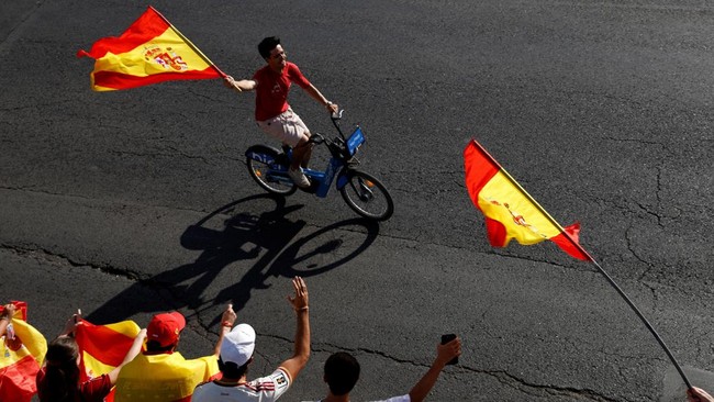 Soccer Football - FIFA World Cup 2026 - Spain Victory Parade - Madrid, Spain - July 20, 2026 Spain fans celebrate during the victory parade REUTERS/Marta Montana     TPX IMAGES OF THE DAY