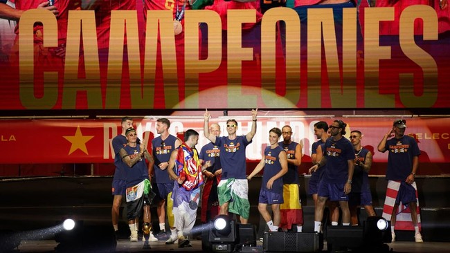 Soccer Football - FIFA World Cup 2026 - Spain Victory Parade - Madrid, Spain - July 20, 2026 Spain players react on the stage at Cibeles Square in Madrid after the victory parade as fans gather to celebrate after winning the World Cup REUTERS/Ana Bel