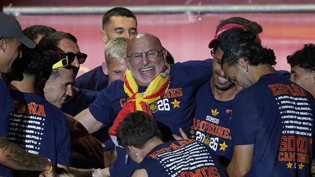 Soccer Football - FIFA World Cup 2026 - Spain Victory Parade - Madrid, Spain - July 20, 2026 Spain players throw coach Luis De La Fuente in the air on the stage at Cibeles Square in Madrid after the victory parade as fans gather to celebrate winning