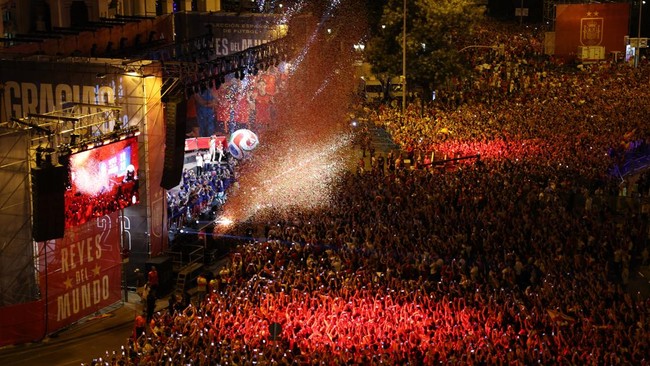 Soccer Football - FIFA World Cup 2026 - Spain Victory Parade - Madrid, Spain - July 20, 2026 Spain players celebrate on the stage as fans gather at Cibeles Square in Madrid after the victory parade as they celebrate after winning the World Cup REUTER
