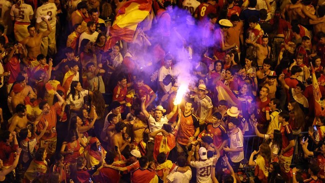 Soccer Football - FIFA World Cup 2026 - Spain Victory Parade - Madrid, Spain - July 20, 2026 Spain fans let off flares in Cibeles Square in Madrid after the victory parade as they celebrate winning the World Cup REUTERS/Nacho Doce