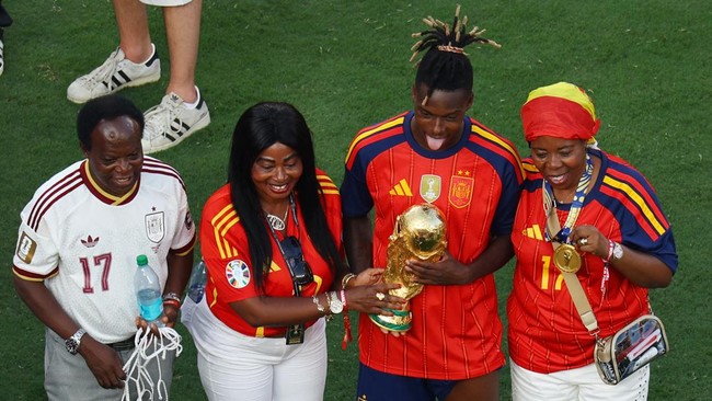 Soccer Football - FIFA World Cup 2026 - Final - Spain v Argentina - New York/New Jersey Stadium, East Rutherford, New Jersey, U.S. - July 19, 2026 Spain's Nico Williams celebrates with the trophy alongside mother Maria and father Felix after winning 