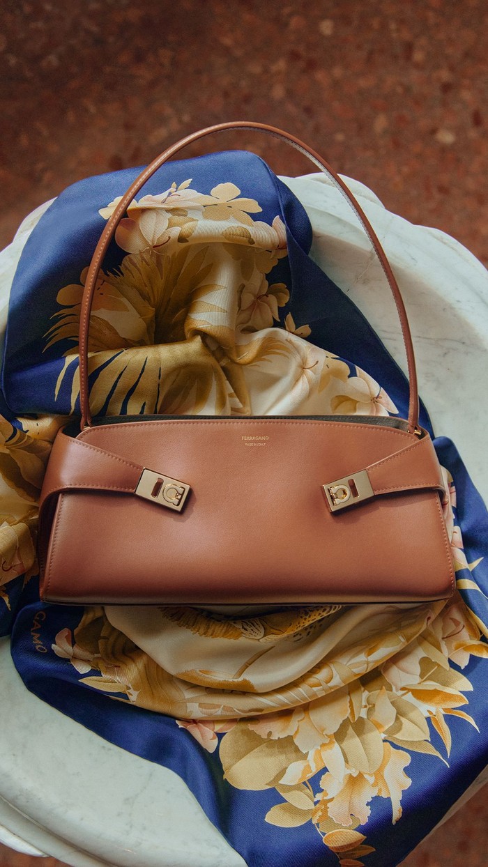 The Ferragamo Hug East-West. Tas ini memiliki desain yang elegan dan sleek.