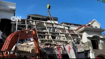 Evakuasi dan Reruntuhan Rumah Mewah Tiga Tingkat yang Meledak di Medan