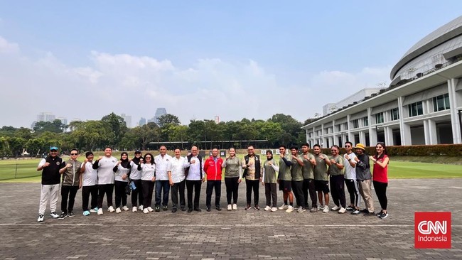 Persatuan Panahan Indonesia (Perpani) dikunjungi Chief de Mission (CdM) kontingen Indonesia di Asian Games 2026, Todotua Pasaribu, di lapangan Panahan, GBK, Jakarta, Selasa (21/7) . (CNNIndonesia/Askar Fatih Robbani)