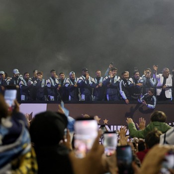 Soccer Football - FIFA World Cup 2026 - Argentina players arrive in Buenos Aires after the final - Buenos Aires, Argentina - July 20, 2026 Argentina players wave to fans as they arrive at the Argentine Football Association (AFA) headquarters on the o