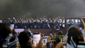 Soccer Football - FIFA World Cup 2026 - Argentina players arrive in Buenos Aires after the final - Buenos Aires, Argentina - July 20, 2026 Argentina players wave to fans as they arrive at the Argentine Football Association (AFA) headquarters on the o