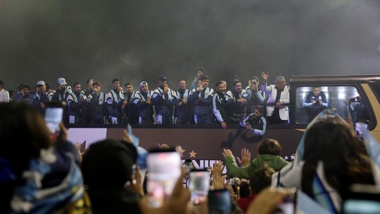 Soccer Football - FIFA World Cup 2026 - Argentina players arrive in Buenos Aires after the final - Buenos Aires, Argentina - July 20, 2026 Argentina players wave to fans as they arrive at the Argentine Football Association (AFA) headquarters on the o