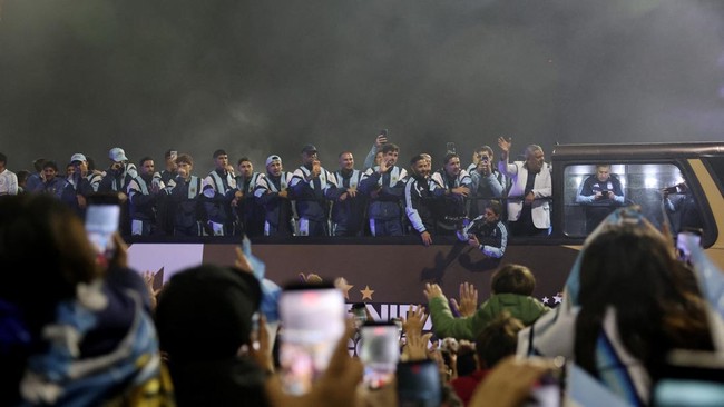 Soccer Football - FIFA World Cup 2026 - Argentina players arrive in Buenos Aires after the final - Buenos Aires, Argentina - July 20, 2026 Argentina players wave to fans as they arrive at the Argentine Football Association (AFA) headquarters on the o