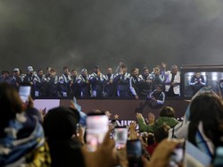 Soccer Football - FIFA World Cup 2026 - Argentina players arrive in Buenos Aires after the final - Buenos Aires, Argentina - July 20, 2026 Argentina players wave to fans as they arrive at the Argentine Football Association (AFA) headquarters on the o
