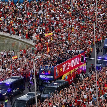 Soccer Football - FIFA World Cup 2026 - Spain Victory Parade - Madrid, Spain - July 20, 2026 Spain players celebrate after winning the World Cup during the victory parade REUTERS/Violeta Santos Moura     TPX IMAGES OF THE DAY