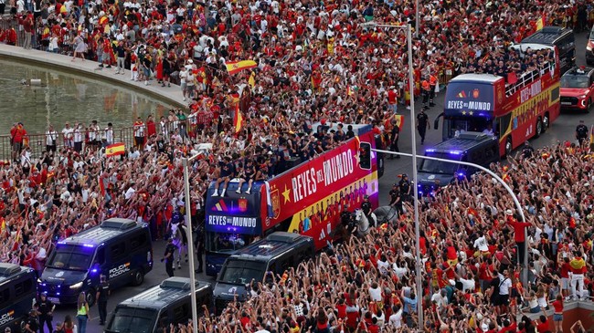 Soccer Football - FIFA World Cup 2026 - Spain Victory Parade - Madrid, Spain - July 20, 2026 Spain players celebrate after winning the World Cup during the victory parade REUTERS/Violeta Santos Moura     TPX IMAGES OF THE DAY