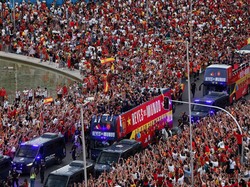 Soccer Football - FIFA World Cup 2026 - Spain Victory Parade - Madrid, Spain - July 20, 2026 Spain players celebrate after winning the World Cup during the victory parade REUTERS/Violeta Santos Moura     TPX IMAGES OF THE DAY