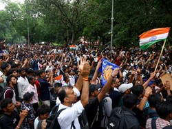 Ramai Partai Kecoak Demo Tuntut Menteri Pendidikan India Mundur