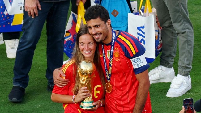 Soccer Football - FIFA World Cup 2026 - Final - Spain v Argentina - New York/New Jersey Stadium, East Rutherford, New Jersey, U.S. - July 19, 2026 Spain's Rodri with the World Cup trophy as he celebrates with girlfriend Laura Iglesias REUTERS/Mike Se