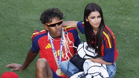 Soccer Football - FIFA World Cup 2026 - Final - Spain v Argentina - New York/New Jersey Stadium, East Rutherford, New Jersey, U.S. - July 19, 2026 Spain's Lamine Yamal celebrates with his partner, Ines Garcia after winning the World Cup REUTERS/Brian