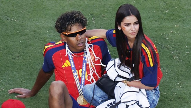 Soccer Football - FIFA World Cup 2026 - Final - Spain v Argentina - New York/New Jersey Stadium, East Rutherford, New Jersey, U.S. - July 19, 2026 Spain's Lamine Yamal celebrates with his partner, Ines Garcia after winning the World Cup REUTERS/Brian