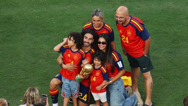 Soccer Football - FIFA World Cup 2026 - Final - Spain v Argentina - New York/New Jersey Stadium, East Rutherford, New Jersey, U.S. - July 19, 2026 Spain's Marc Cucurella celebrates with partner Claudia Rodriguez and family after winning the World Cup
