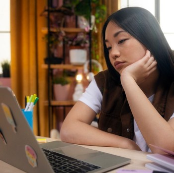 3 Hal yang Diam-diam Membuatmu Tidak Bahagia saat WFH Menurut Peneliti Harvard
