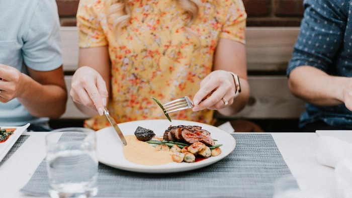 4 Kebiasaan Makan yang Bisa Memicu Kenaikan Berat Badan