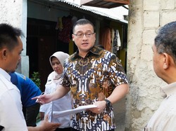 Dengar Curhatan Dua Ibu saat Tinjau Saluran Air, Kenneth DPRD DKI Bantu Seragam Sekolah