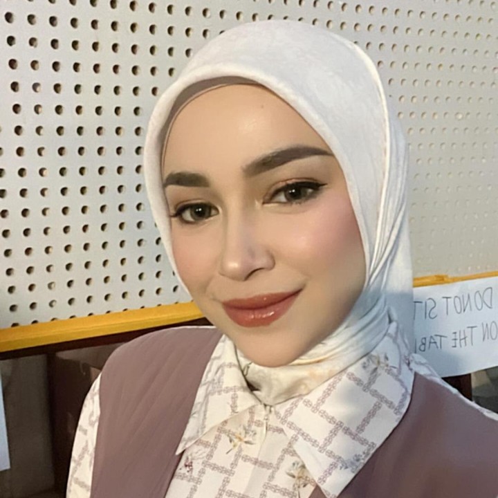 <p>Sementara itu, Aryani lebih dulu meniti karier sejak 1997 lewat perannya sebagai Syasya dalam serial televisi <em>Terlanjur Sayang</em>. Ia juga pernah meraih penghargaan Juara Favorit Pilihan Pembaca pada ajang Gadis Sampul 2002.&nbsp;(Foto: Instagram @aryanifitriana24)</p>