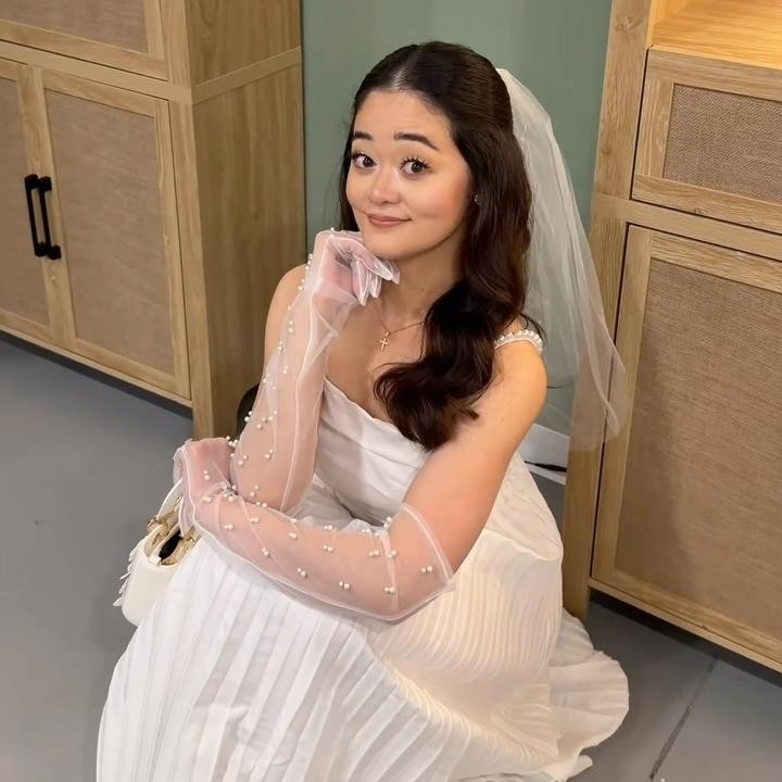 <p>Di acara ini, Gisela tampil cantik mengenakan baju pengantin berwarna putih, lengkap dengan <em>veil</em> yang dipasang sebagai akseroris di rambutnya. Selain pakaian yang bertema pernikahan, acara <em>bridal shower</em> Gisela ini juga banyak dihiasi bunga berwarna merah muda dan balon-balon. (Foto: Instagram @giselacindy12)</p>