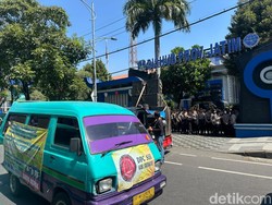 Demo Ratusan Sopir Angkot Protes Halte Bus Trans Jatim di Medaeng