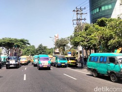Hindari Frontage A Yani Surabaya, Ada Ratusan Angkot Blokade Jalan
