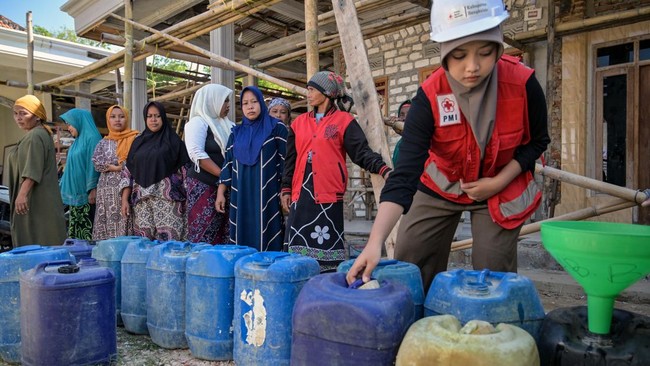 Villagers queue for clean water distributed by the Indonesian Red Cross (PMI) in Batangan village, Bangkalan Regency, East Java Province on July 21, 2026, as residents struggled to access groundwater in their homes due to a prolonged dry season - lin