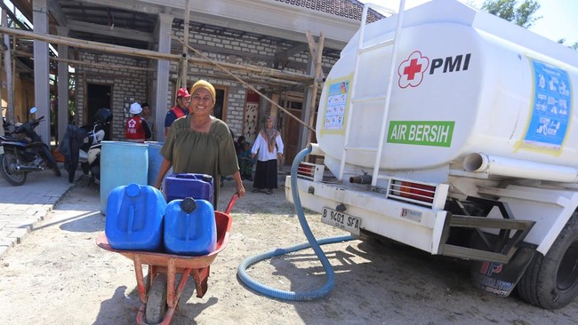 Warga membawa jeriken berisi air bersih yang didistribusikan Palang Merah Indonesia (PMI) Kabupaten Bangkalan di Dusun Batangan Tengah, Desa Batangan, Kecamatan Tanah Merah, Kabupaten Bangkalan, Jawa Timur, Selasa (21/7/2026). Dalam dua hari terakhir