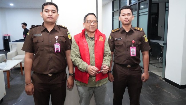 Mantan Direktur Utama Perusahaan Daerah Taman Satwa Kebun Binatang Surabaya (PD TS KBS) Choirul Anwar (CA) disebut merangkap tiga jabatan strategis sekaligus selama menjabat pada periode 2016-2024. Hal itu jadi celah CA leluasa menjalankan modus koru