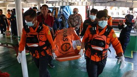 Tim SAR gabungan mengangkut kantong berisi jenazah yang diduga korban KM Nurul Salsa di atas KN SAR Kamajaya saat tiba di Pelabuhan Soekarno Hatta Makassar, Sulawesi Selatan, Rabu (22/7/2026). Tim SAR gabungan berhasil mengevakuasi dua jenazah diduga