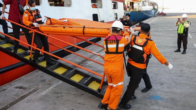Tim SAR gabungan mengangkut kantong berisi jenazah yang diduga korban KM Nurul Salsa di atas KN SAR Kamajaya saat tiba di Pelabuhan Makassar.