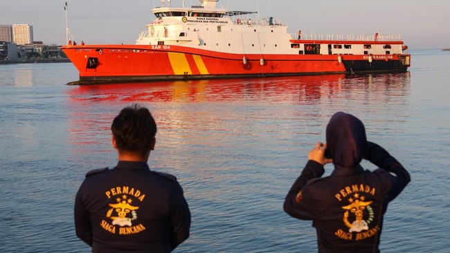 Tim SAR gabungan mengangkut kantong berisi jenazah yang diduga korban KM Nurul Salsa di atas KN SAR Kamajaya saat tiba di Pelabuhan Makassar.
