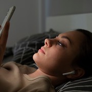 Terlalu Sering Main HP Sebelum Tidur? Ini Dampaknya bagi Kesehatan