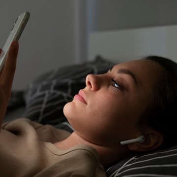 Terlalu Sering Main HP Sebelum Tidur? Ini Dampaknya bagi Kesehatan