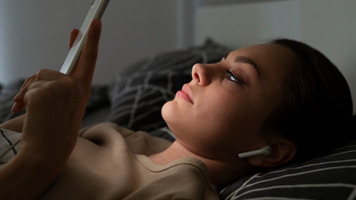 Terlalu Sering Main HP Sebelum Tidur? Ini Dampaknya bagi Kesehatan