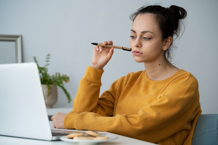 Untuk ibu rumah tangga yang memiliki kemampuan menulis dengan baik, tidak ada salahnya untuk mencoba menjadi penulis lepas atau freelance writer.