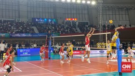 Timnas voli Indonesia berhasil mengalahkan Kamboja pada laga perdana leg 2 SEA V Cup 2026 di Velodrome, Jakarta, Rabu (22/7). (CNNIndonesia/Muhammad Ikhwanuddin)