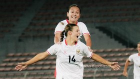 Pemain Timnas Putri Indonesia Isabelle Nottet merayakan gol yang dcetaknya ke gawang Laos. Pada laga ini, Indonesia menang 5-0 atas Laos sekaligus memastikan gelar juara Piala AFF Wanita 2026. (Tangkapan Layar @timnasindonesia)