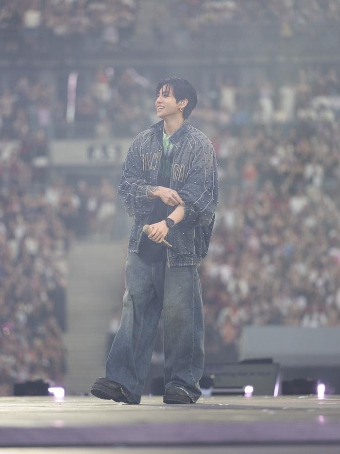 Pada gaya lainnya, Jungkook BTS memakai oversized outfit, namun dengan sentuhan volume yang menyerupai pahatan sculptural volumes ala Balenciaga./ Foto: Dok. Balenciaga
