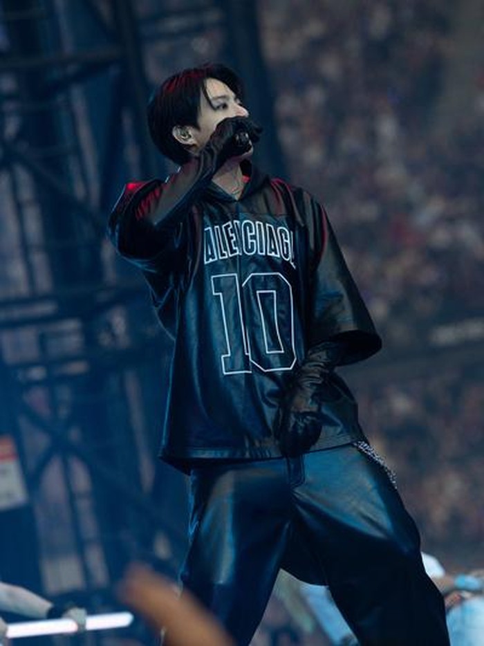 Tidak kalah modis, Jungkook BTS kembali mix and match leather outfit bernuansa serba hitam. Dalam look ini juga terdiri dari sarung tangan opera gloves, celana berukuran XXL, serta atasan lengan pendek yang menampilkan logo bordir serta angka 10, alamat bersejarah Balenciaga di Paris./ Foto: Dok. Balenciaga