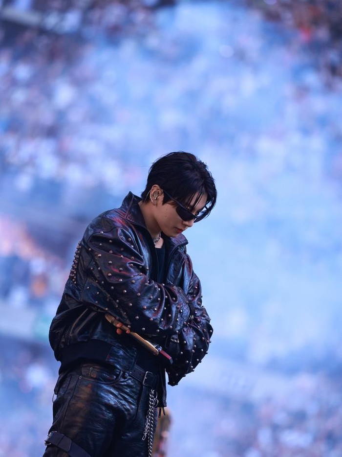 Tampil keren, Jungkook BTS juga memakai leather outfit serba hitam yang terdiri dari celana dengan banyak sabuk, sarung tangan motor bergesper, serta jaket berkerah tinggi yang dihiasi stud logam Le City, sebuah ciri khas Balenciaga yang berasal dari tas ikonis It Bag./ Foto: Dok. Balenciaga
