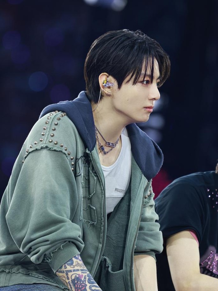 Dalam salah satu penampilannya, Jungkook BTS memadupadankan hoodie merchandise resmi konser ARIRANG bersama T-Shirt yang menampilkan logo Balenciaga./ Foto: Dok. Balenciaga