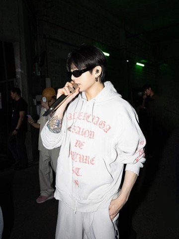 Deretan Potret Jungkook BTS Pakai Custom Outfit dari Balenciaga di Konser ARIRANG