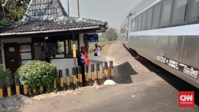 Sebuah video insiden palang pintu perlintasan yang tidak tertutup saat Kereta Api 152 Brantas melintas di kawasan Simpang Mengkreng, Kertosono, viral di media sosial. PT Kereta Api Indonesia (Persero) Daerah Operasi 7 Madiun pun meminta maaf dan mema