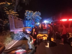 Pasutri Tewas Tabrak Truk Parkir Ngawur di Mojokerto